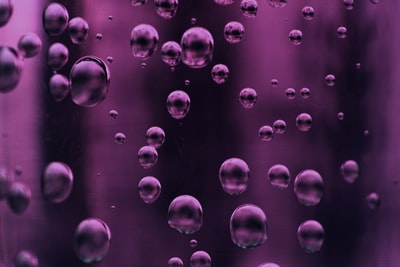 液体上的紫色气泡